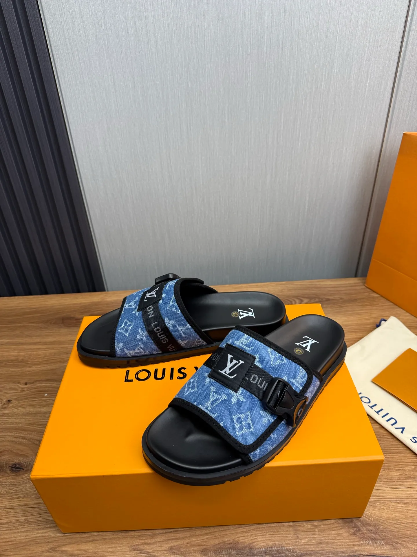 Men's shoes 💰320💰 Lv. hot selling men's slippers 🔥 🩴Official website one to one production 38-45 sizes 45 46 🉑️Customized!
